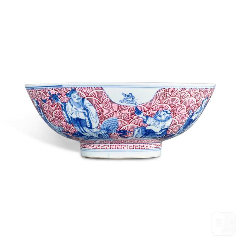 An underglaze-blue and puce-enamelled 'eight immortals' bowl, Mark and period of Tongzhi | 清同治 青花胭脂紅彩八仙過海圖盌 《大清同治年製》款 - 图2